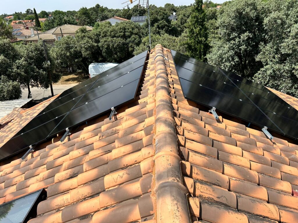 paneles solares en ambos lados de un tejado